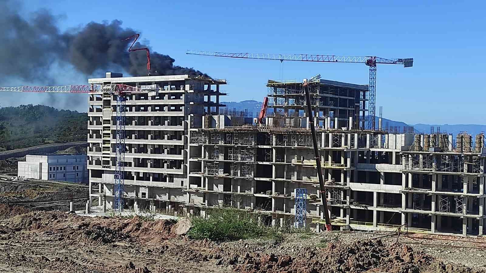 ORDU'DA YAPIMI DEVAM EDEN 900 YATAKLI ŞEHİR HASTANESİNİN İNŞAATINDA YANGIN ÇIKTI.. İŞÇİLERİN VE İTFAİYE EKİPLERİNİN YOĞUN UĞRAŞLARI SONUCU YANGIN KISA SÜREDE KONTROL ATINA ALINARAK SÖNDÜRÜLDÜ