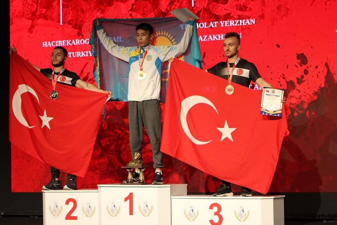 DÜNYA BİLEK GÜREŞİ ŞAMPİYONASI'NA KATILAN KAĞITSPOR'UN SPORCULARI 9 MADALYA KAZANDI