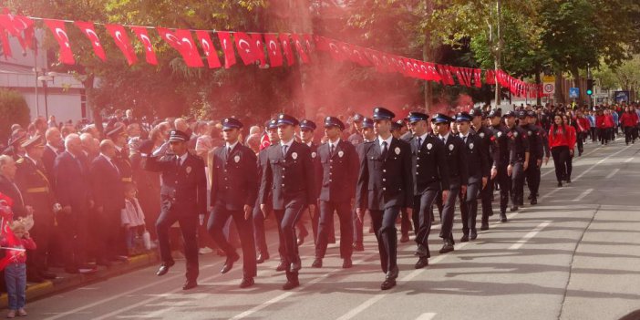 TÜM TÜRKİYE'DE OLDUĞU GİBİ CUMHURİYETİN 99. YIL DÖNÜMÜ TRABZON'DA DÜZENLENEN TÖRENLERLE KUTLANDI