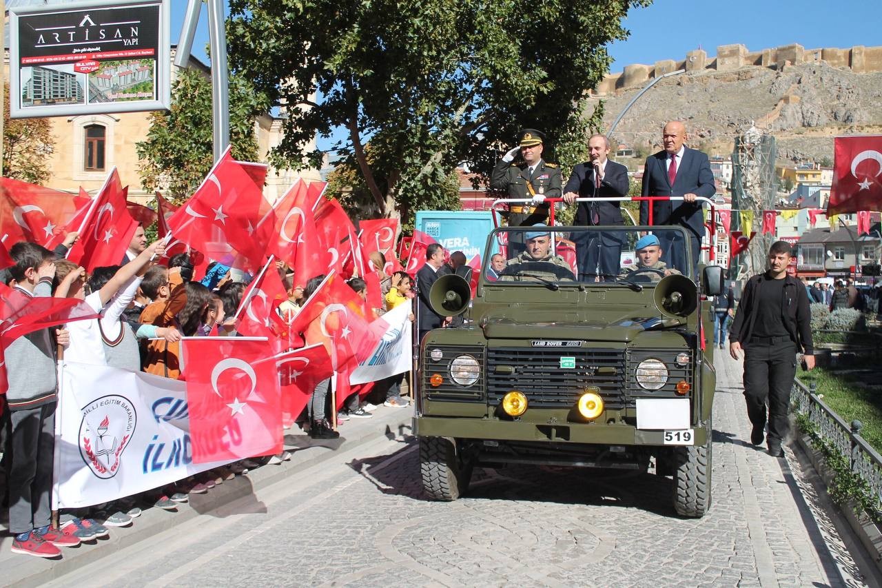 29 EKİM 1923'TE KURULAN CUMHURİYETİN 99. YILI TÜM YURTTA OLDUĞU GİBİ BAYBURT'TA DA COŞKUYLA KUTLANDI