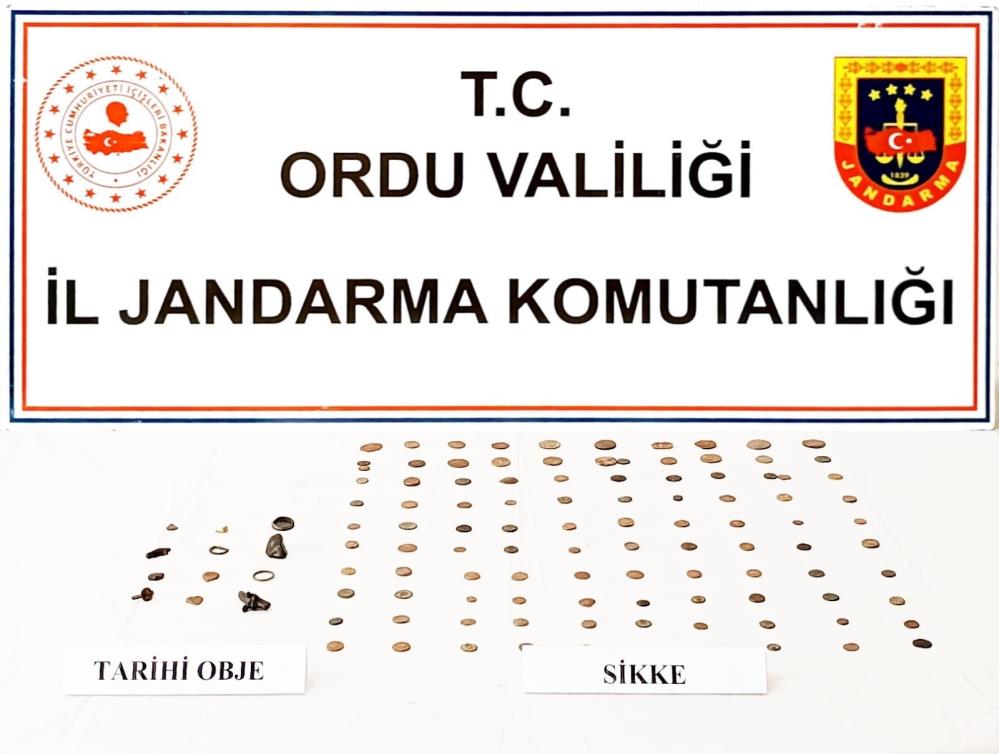 ORDU'DA JANDARMA EKİPLERİ TARAFINDAN YÜRÜTÜLEN OPERASYON ÇERÇEVESİNDE EVİNDE ROMA DÖNEMİNE AİT OLDUĞU DEĞERLENDİRİLEN 103 TARİHİ SİKKE İLE 12 ADET TARİHİ OBJE ELE GEÇİRİLEN ŞÜPHELİ GÖZALTINA ALINDI