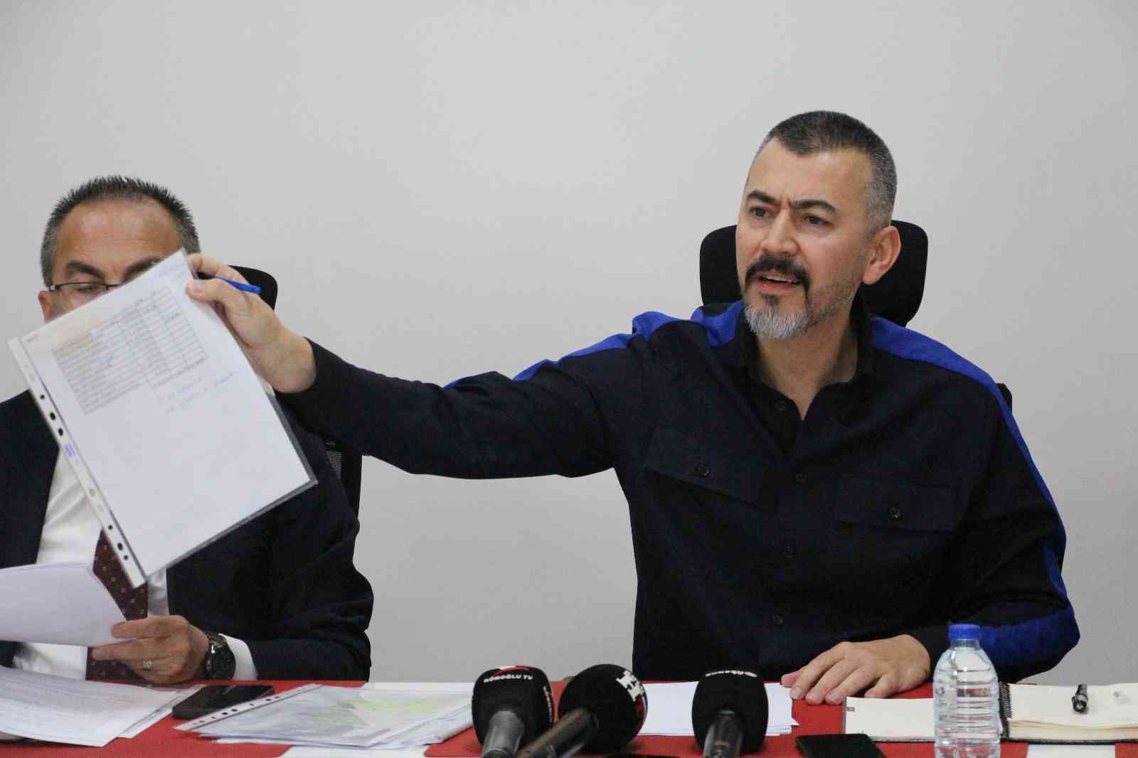 BOLUSPOR KULÜP BAŞKANI SAVAŞ ABAK, DAHA ÖNCE ÇÖZÜLMEYEN SORUNLARIN KULÜBE FAZLADAN YÜK GETİRDİĞİNİ BELİRTEREK, "BOLUSPOR'UN 26,5 MİLYON LİRA GELİRİ VAR AMA 80 MİLYON LİRA GİDERİ VAR" DEDİ