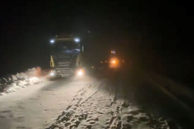 ARTVİN'DE ETKİLİ OLAN SAĞANAK YAĞIŞ YÜKSEK KESİMLERDE YERİNİ KAR YAĞIŞINA BIRAKTI, YOĞUN KAR YAĞIŞI NEDENİYLE ARDANUÇ-ARDAHAN KARA YOLU ULAŞIMA KAPANDI