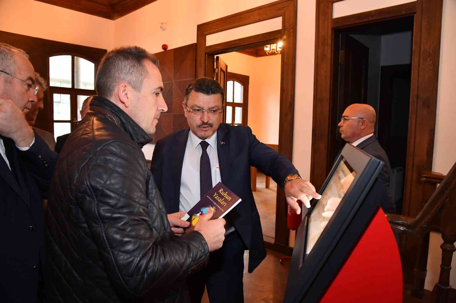 TRABZON'DA ORTAHİSAR BELEDİYE BAŞKANI AHMET METİN GENÇ, SON HAZIRLIK HAZIRLIKLARI DEVAM EDEN, KARADENİZ BÖLGESİ'NİN DİJİTAL NİTELİKTEKİ İLK KÜTÜPHANESİNDE İNCELEMELERDE BULUNDU