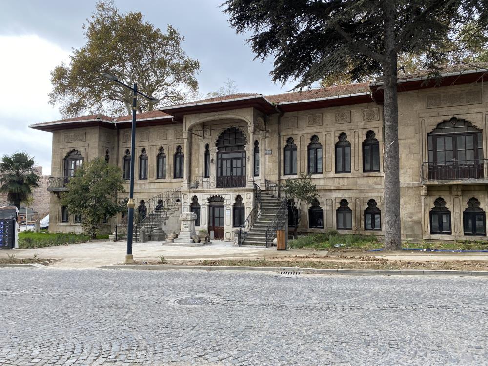 SİNOP'TA, TOPLU KONUT İDARESİ BAŞKANLIĞI (TOKİ) TARAFINDAN YÜRÜTÜLEN KENT MEYDANI VE MİLLET BAHÇESİ PROJESİ'NDE MEYDANIN ORTASINDA BULUNAN TARİHİ ASKERİ GAZİNO BİNASI, "MİLLET KIRAATHANESİ" OLARAK HİZMETE