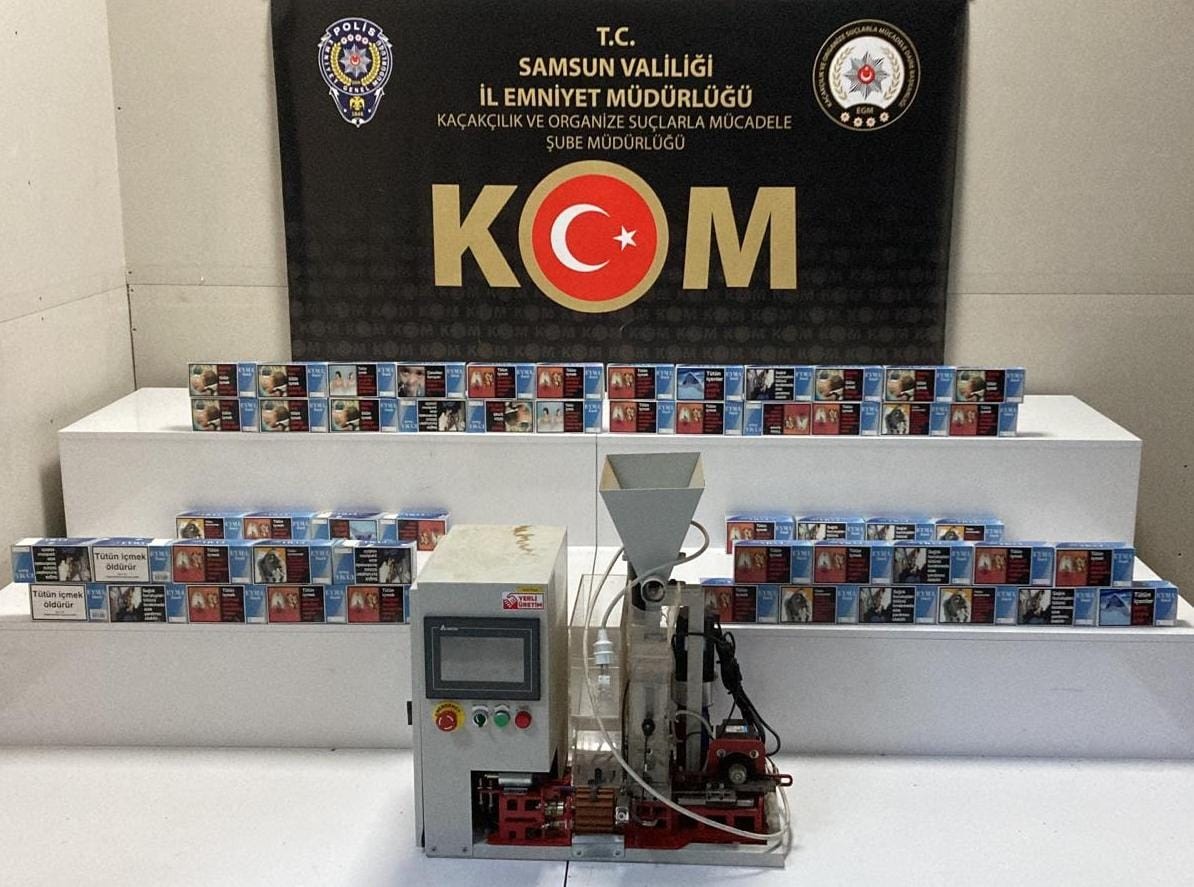 SAMSUN'DA BİR EVE OPERASYON DÜZENLEYEN KAÇAKÇILIK POLİSİ OTOMATİK SİGARA DOLDURMA MAKİNESİ İLE TOPLAM 10 BİN 600 DAL DOLDURULMUŞ VE BOY MAKARON ELE GEÇİRDİ