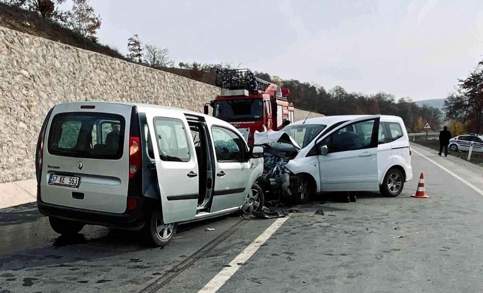 SAMSUN’UN ASARCIK İLÇESİNDE İKİ HAFİF TİCARİ ARACIN KAFA KAFAYA ÇARPIŞTIĞI KAZADA 1 BELEDİYE PERSONELİ HAYATINI KAYBETTİ , 7 KİŞİ YARALANDI
