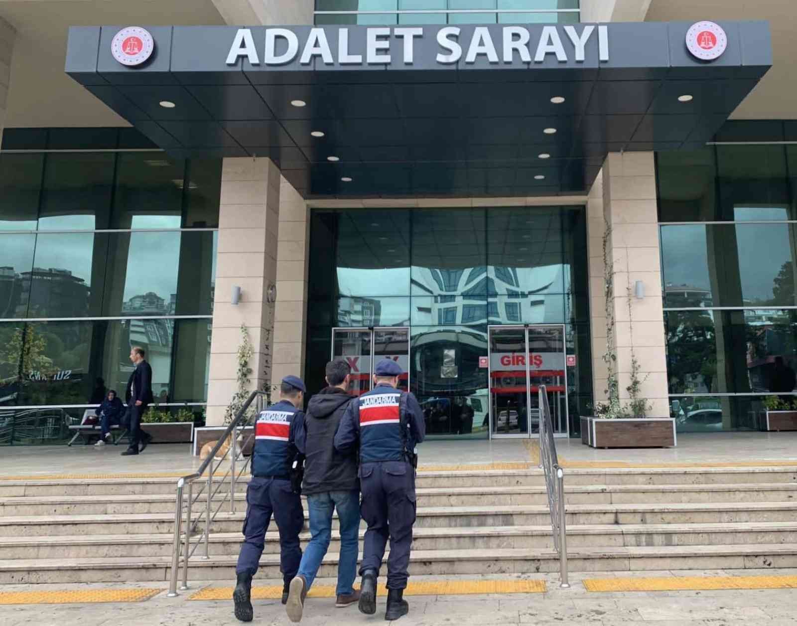 TRABZON'DA "FUHUŞA TEŞVİK VE ARACILIK ETMEK" SUÇUNDAN ARANAN VE HAKKINDA 27 YIL 19 AY HAPİS 135 GÜN KESİNLEŞMİŞ HAPİS CEZASI BULUNAN ŞAHIS JANDARMA DEDEKTİFLERİ TARAFINDAN SAKLANDIĞI EVDE YAKALANDI