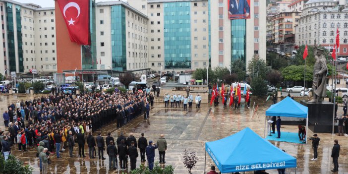 CUMHURİYETİNİZİN KURUCUSU GAZİ MUSTAFA KEMAL ATATÜRK'ÜN EBEDİYETE İNTİKALİNİN 84. YILI ANMA PROGRAMI RİZE VALİLİĞİ ÖNÜNDEKİ ALANDA YAPILDI