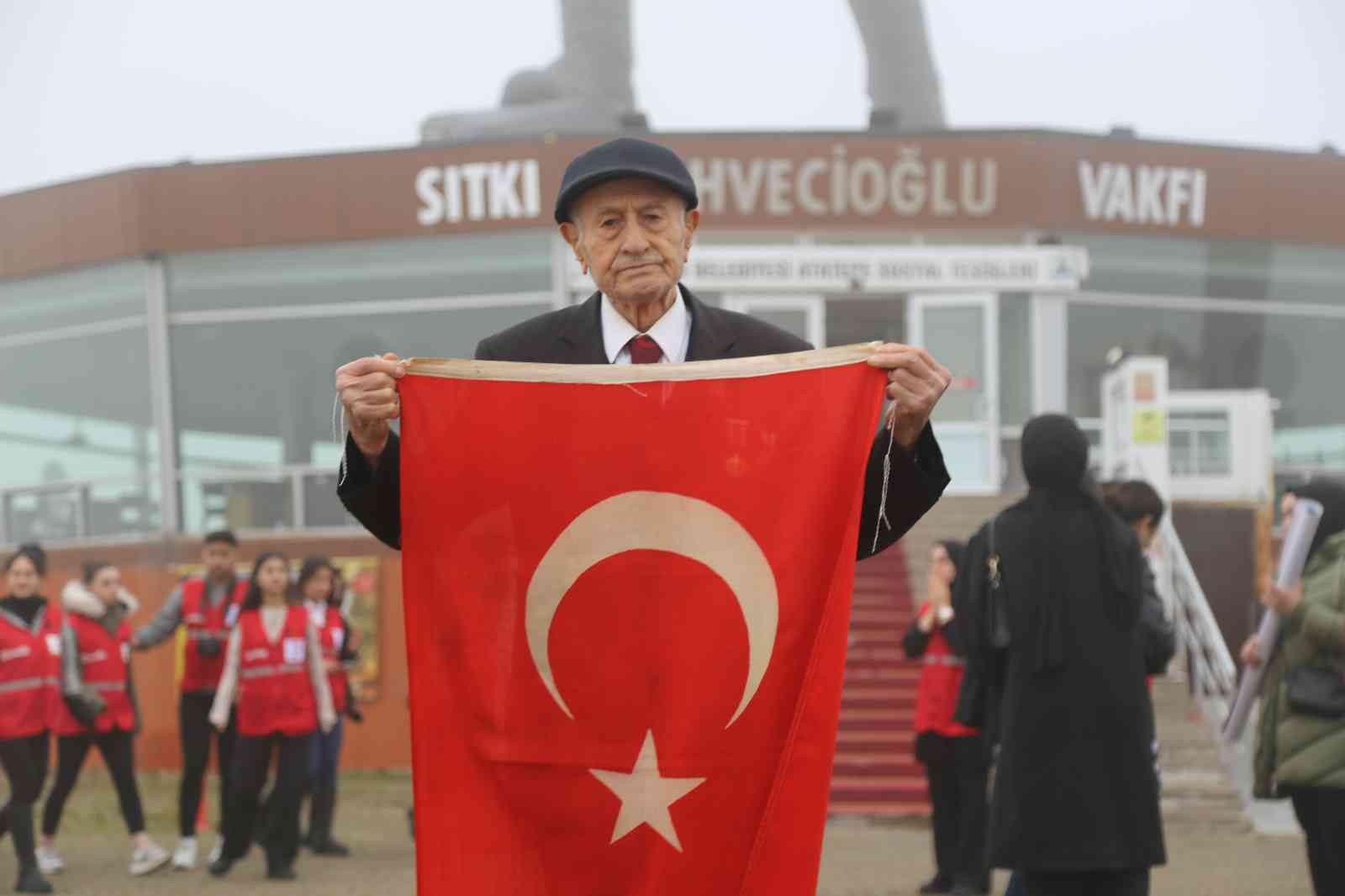 ARTVİN'DE YAŞAYAN 96 YAŞINDAKİ KORE GAZİSİ AHMET SEZGİN, HER 10 KASIM'DA TÜRKİYE'NİN EN BÜYÜK ATATÜRK HEYKELİ ÖNÜNDE SAYGI DURUŞUNDA BULUNUYOR
