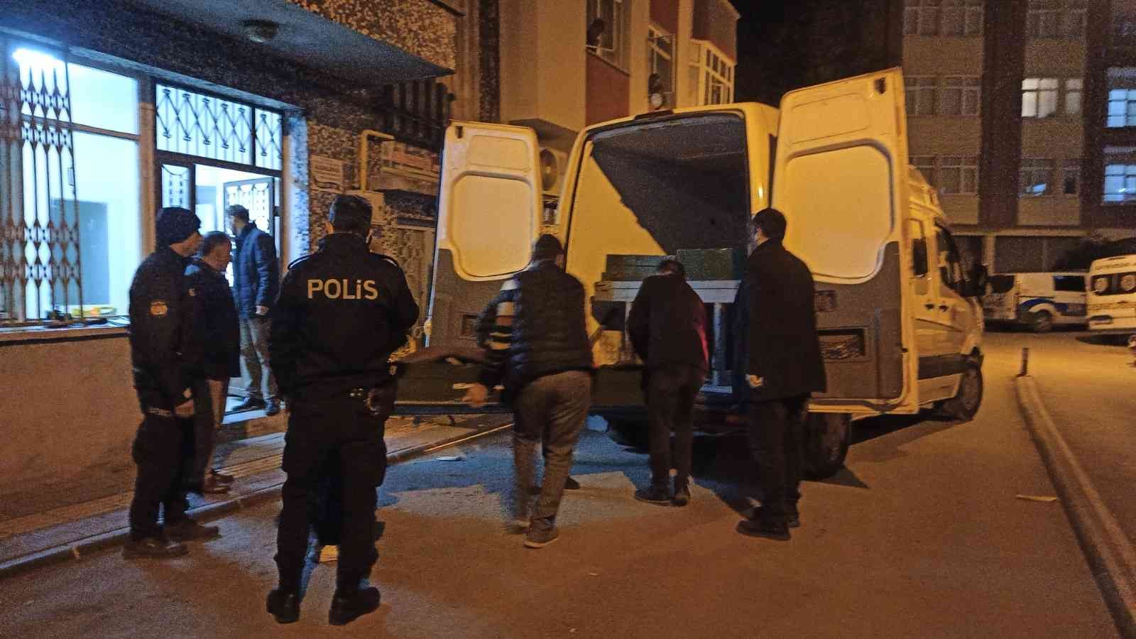 SAMSUN'UN BAFRA İLÇESİNE YALNIZ YAŞADIĞI ÖĞRENİLEN 56 YAŞINDAKİ İBRAHİM ŞENEL, EVİNİN KAPI EŞİĞİNDE ARKADAŞI TARAFINDAN ÖLÜ OLARAK BULUNDU