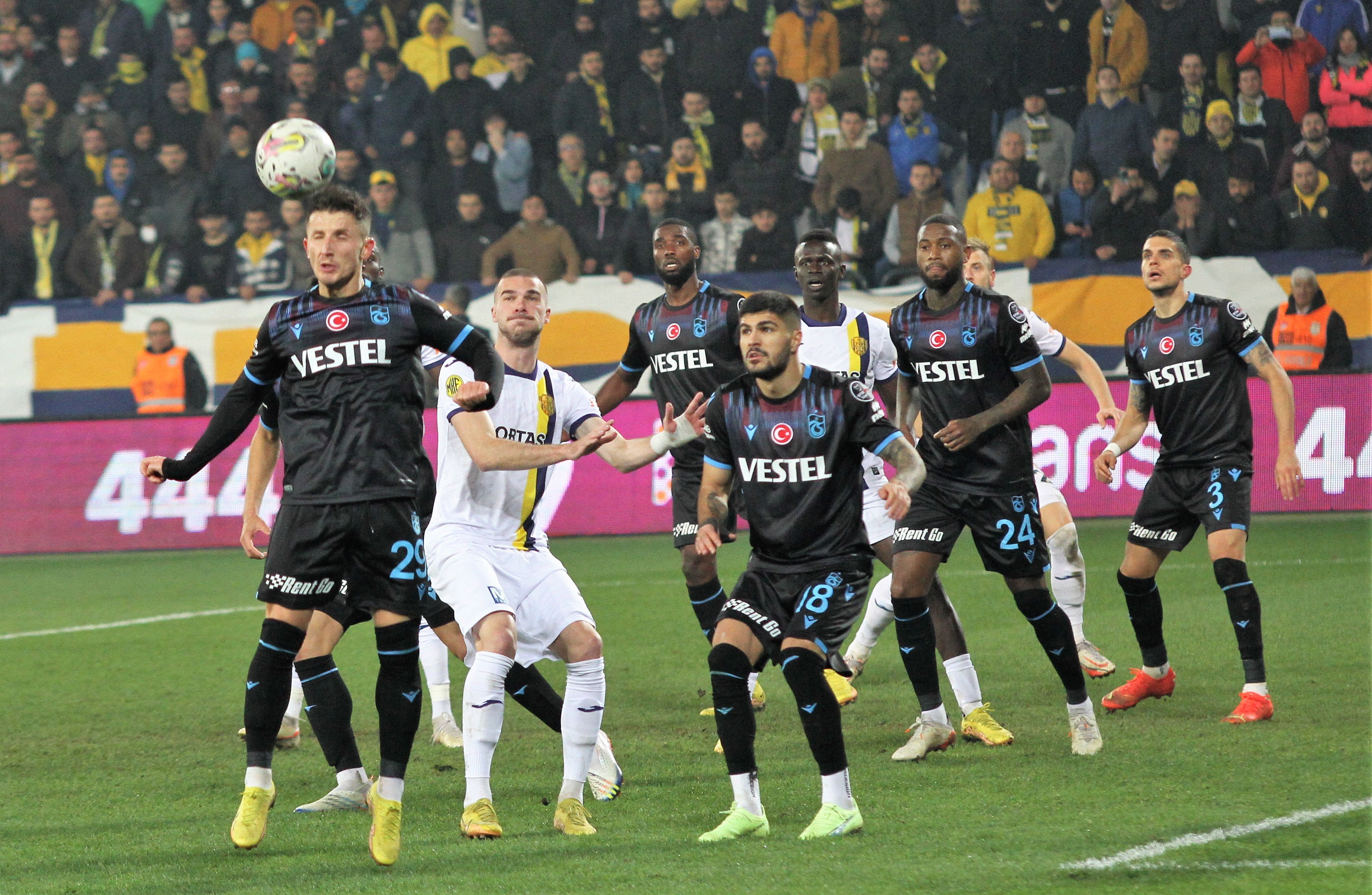 SPOR TOTO SÜPER LİG'İN 14'ÜNCÜ HAFTASINDA MKE ANKARAGÜCÜ, SAHASINDA KARŞILAŞTIĞI TRABZONSPOR İLE 1 - 1 BERABERE KALDI