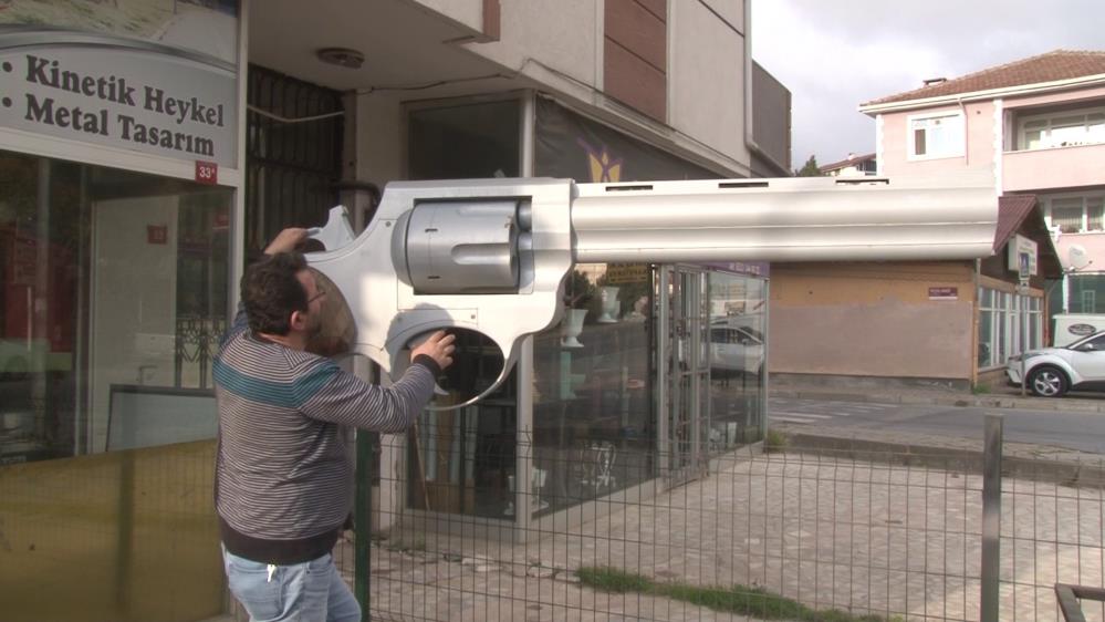 BEYKOZ'DA YAŞAYAN VE KENDİNİ KİNETİK HEYKEL USTASI OLARAK TANIMLAYAN 20 YILLIK RİZELİ DEMİR USTASI ZAFER ERDEM , 1 BUÇUK AY KADAR SÜREDE 3 METRE UZUNLUĞA VE 100 KİLO AĞIRLIĞA SAHİP DEV BİR SİLAH HEYKELİ ÜRETTİ
