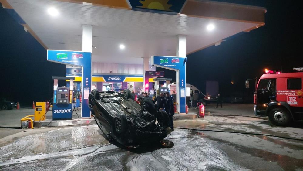 SAKARYA'NIN AKYAZI İLÇESİNDE DÖNMEK İÇİN MANEVRA YAPAN ARACA ÇARPAN OTOMOBİL, TAKLA ATARAK AKARYAKIT İSTASYONUNA DALDI