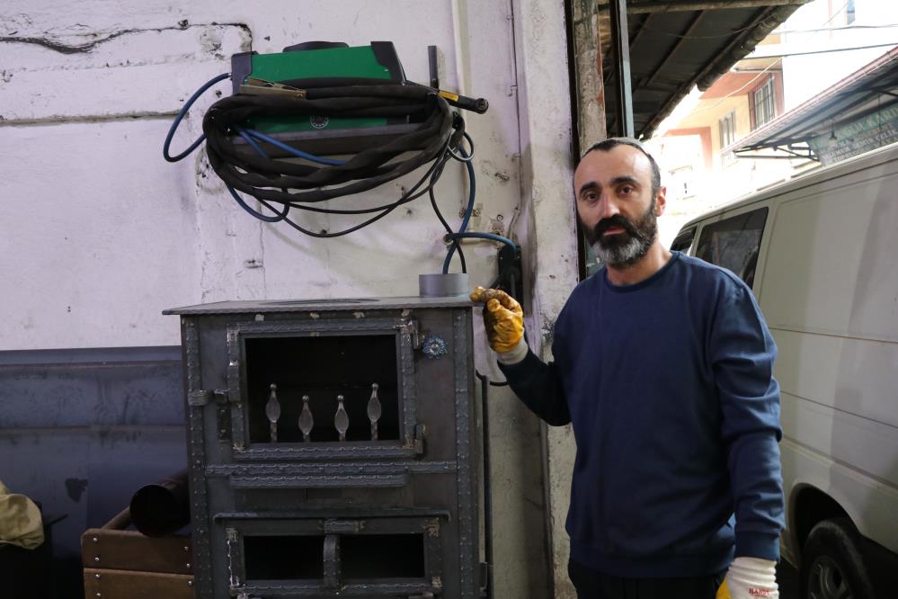 RİZELİLER KUZİNESİNDEN NE OLURSA OLSUN VAZGEÇEMİYOR.BİR RİZELİ'NİN YEMEK PİŞİRMEK VEYA ISINMAK İÇİN OLMAZSA OLMAZLARINDAN OLAN KUZİNELER KIŞIN VAZGEÇİLMEZLERİ ARASINDA YER ALIYOR