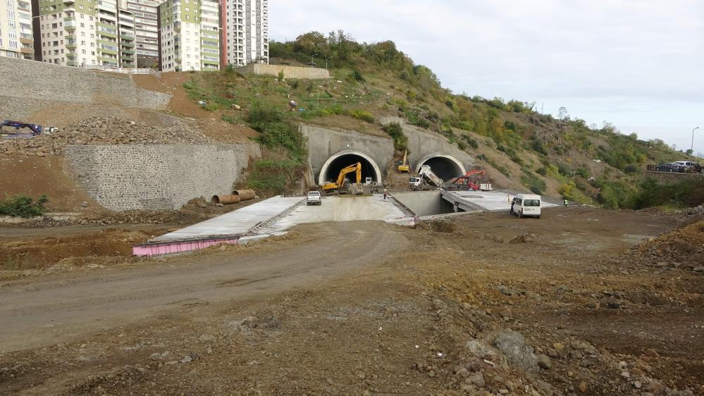 TÜRKİYE'NİN EN MALİYETLİ ŞEHİR İÇİ YOLLARI ARASINDA GÖSTERİLEN TRABZON'DAKİ TOPLAM 28 KM'LİK KANUNİ BULVARI'NDA VİYADÜK VE TÜNELLERİN YAPIMI SÜRERKEN, PROJE GÜZERGAHININ YARIDAN FAZLASI TAMAMLANDI