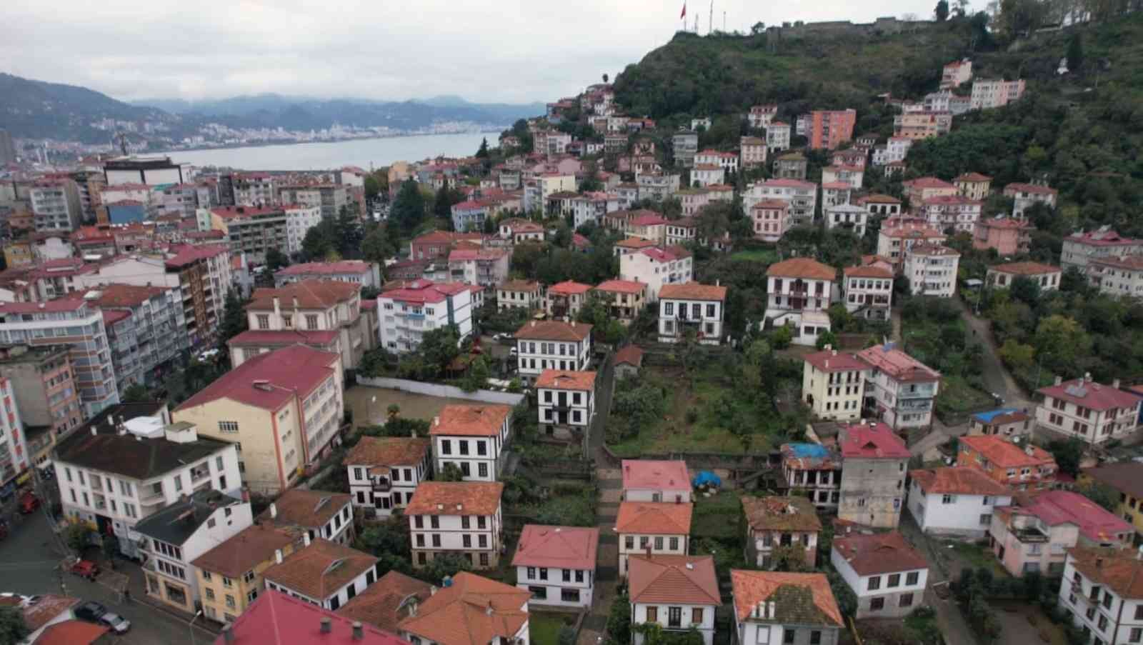 GİRESUN'DA YAKLAŞIK 200 YIL ÖNCE AVRUPA'DAN İTHAL EDİLEN MALZEMELERLE İNŞA EDİLEN, RUMLAR İLE TÜRKLER'İN YILLARCA YAŞADIĞI, TÜRKÜLERE KONU OLAN ZEYTİNLİK SEMTİ RESTORASYON VE KAMULAŞTIRMA ÇALIŞMALARI DEVAM EDİ