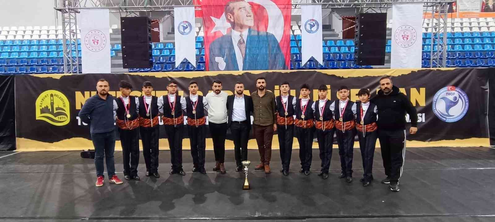 BAYBURT'TA BUSENAZ SÜRMENELİ SPOR SALONU'NDA GERÇEKLEŞTİRİLEN YILDIZLAR TÜRKİYE HALK OYUNLARI TÜRKİYE ŞAMPİYONASI'NDA BÜYÜKŞEHİR’İN HALK OYUNLARI EKİBİ TÜRKİYE ŞAMPİYONU OLDU