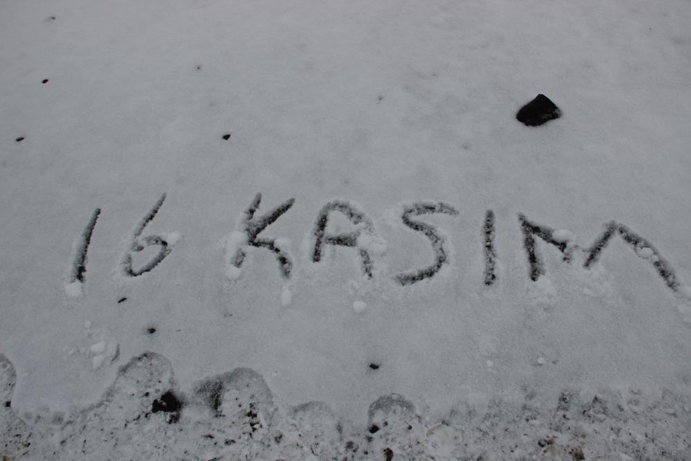 ERZURUM'DA KAR YAĞIŞI ETKİLİ OLUYOR. YÜKSEK KESİMLER BEYAZA BÜRÜNÜRKEN, KENT MERKEZİNDE YAĞMURLA KARIŞIK KAR YAĞIYOR