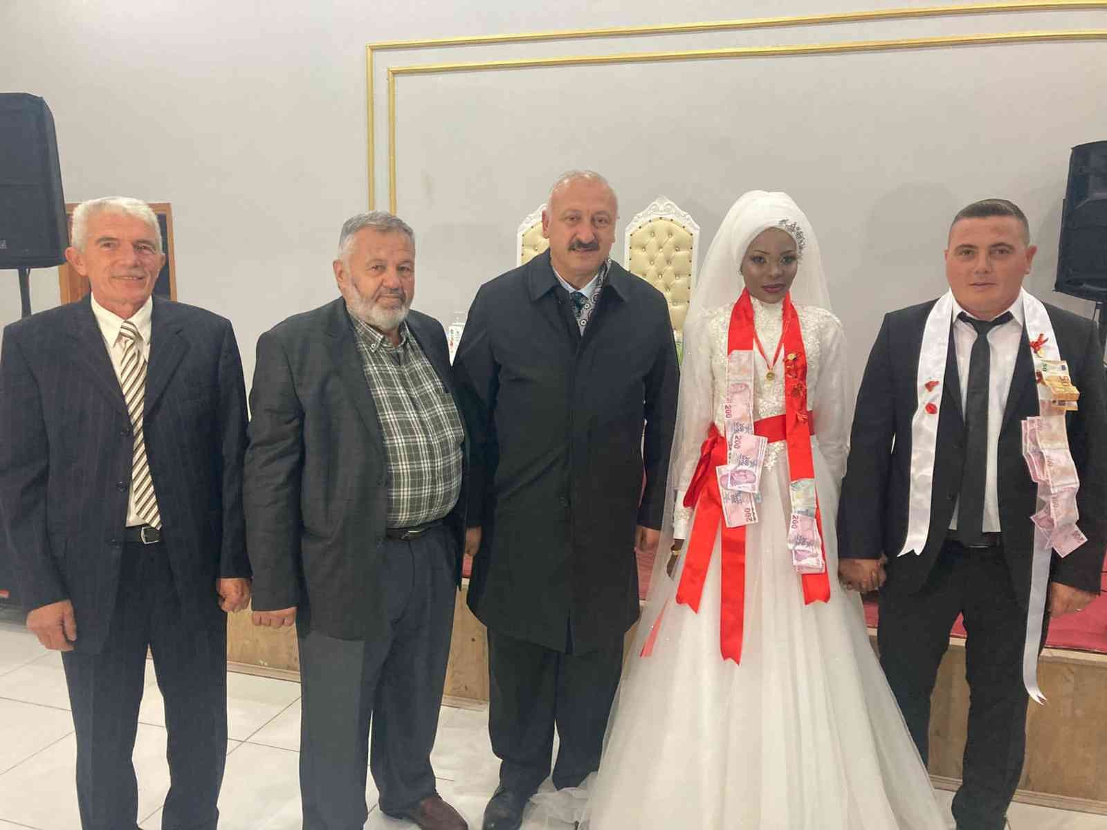 TRABZON'DAN ÇALIŞMAK İÇİN NİJER'E GİDEN HÜSEYİN YAKUPÇEBİ, ÖĞRETMEN RUKİYA HASSANE HAMANİ İLE TANIŞTI. BİR SÜRE SONRA EVLENMEYE KARAR VEREN ÇİFT, TRABZON'DA HORON VE KOLBASTI EŞLİĞİNDE DÜNYA EVİNE GİRDİ
