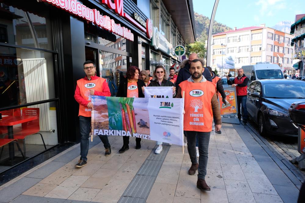 TEMA VAKFI GÜMÜŞHANE ŞUBESİ 14-20 KASIM EROZYONLA MÜCADELE HAFTASI NEDENİYLE FARKINDALIK YÜRÜYÜŞÜ GERÇEKLEŞTİRDİ