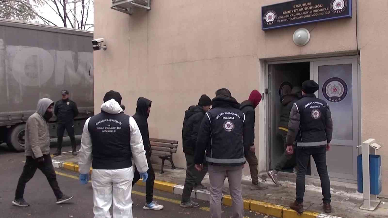 ERZURUM’DA TIR DORSESİNDE 56’SI ÇOCUK 133 KAÇAK GÖÇMEN YAKALANDI. YAPILAN İŞLEMLERİN ARDINDAN KAÇAK GÖÇMENLER GERİ GÖNDERME MERKEZİNE TESLİM EDİLDİ