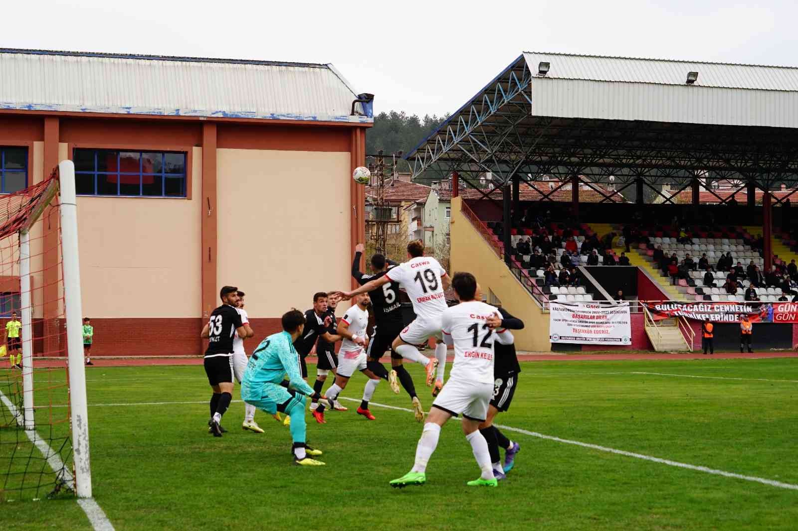 TFF 2. LİG KIRMIZI GRUP 15. HAFTA KARŞILAŞMASINDA GMG KASTAMONSPOR , SAHASINDA KARŞILAŞTIĞI ETİMESGUT BELEDİYESPOR'U 1 - 0 YENDİ