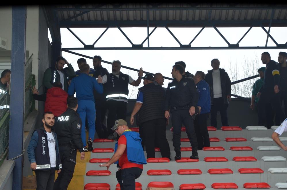 ZONGULDAK DEPLASMANLI SÜPER AMATÖR LİG'İN 9. HAFTASINDA ÇAYCUMASPOR, ALAPLI BELEDİYESPOR TAKIMINI KONUK ETTİ. BERABERE BİTEN KARŞILAŞMA SONRASINDA SAHA DIŞINDA OLAYLAR ÇIKARKEN ÇAYCUMASPOR YÖNETİMİ ARASINDA DA KAVGA ÇIK