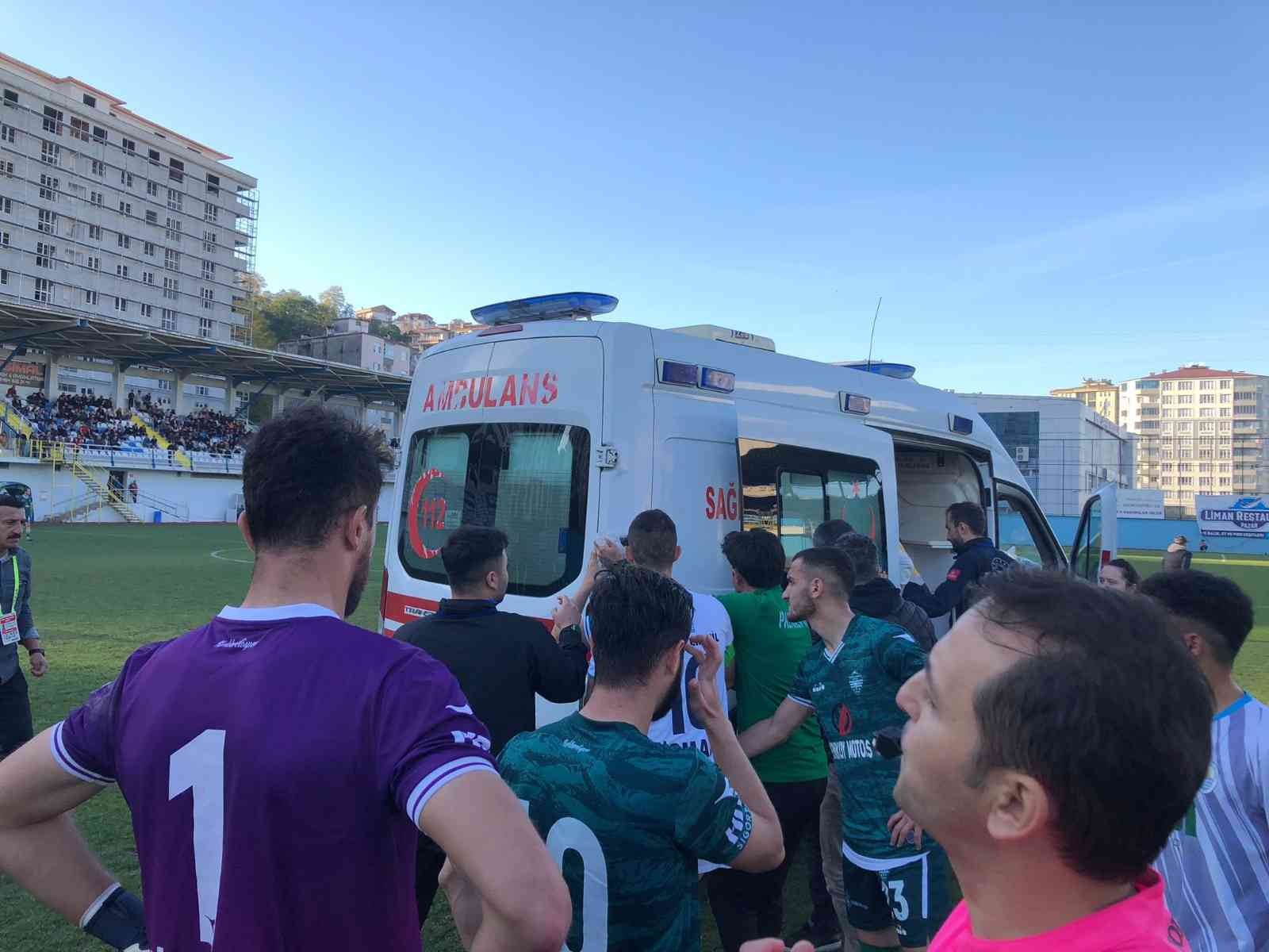 PAZARSPOR-KIRKLARELİSPOR MAÇINDA BURNU KIRILAN KIRKLARELİSPORLU FUTBOLCU UĞUR AYGÖREN SAHADAN AMBULANSLA HASTANEYE KALDIRILDI