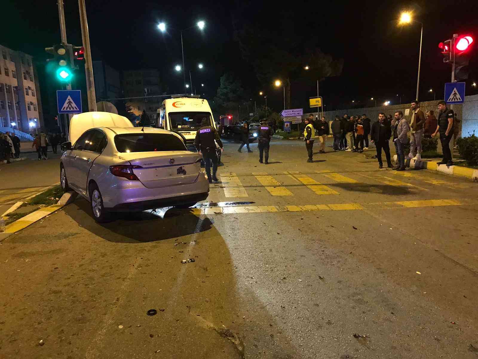 TRABZON'UN BEŞİKDÜZÜ İLÇE MERKEZİNDE DÜN GECE MEYDANA GELEN TRAFİK KAZASINDA 1'İ AĞIR 3 KİŞİ YARALANDI