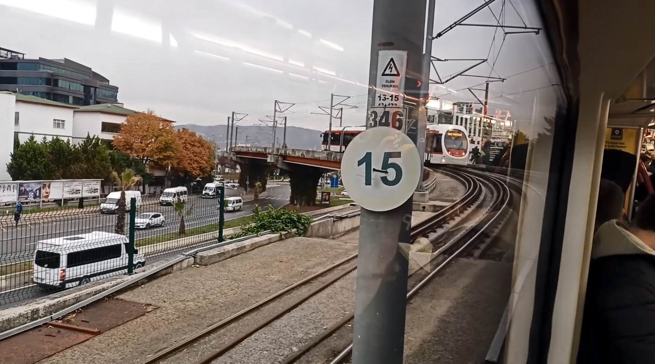 SAMSUN'DA TOPLU TAŞIMA SEFERİ YAPAN TRAMVAY, VİYADÜK YOKUŞUNU ÇIKAMADI. TRENDEN İNEN VATMAN, YOLCU DOLU ARACI İKİ İSTASYON GERİ GÖTÜRDÜ