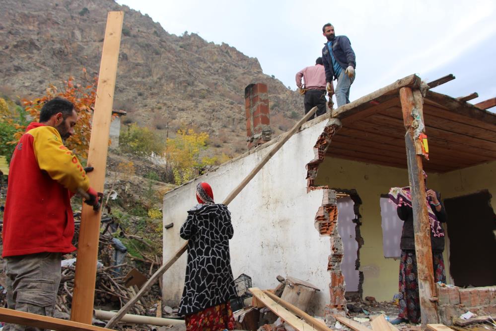 ARTVİN'İN YUSUFELİ İLÇESİNDE YUSUFELİ BARAJI'NIN KAPAKLARININ KAPATILMASI İLE İLK SULAR ALTINDA KALACAK OLAN YENİKÖY VE IRMAKYANI KÖYLERİNDE TAŞINMA TELAŞI BAŞLADI