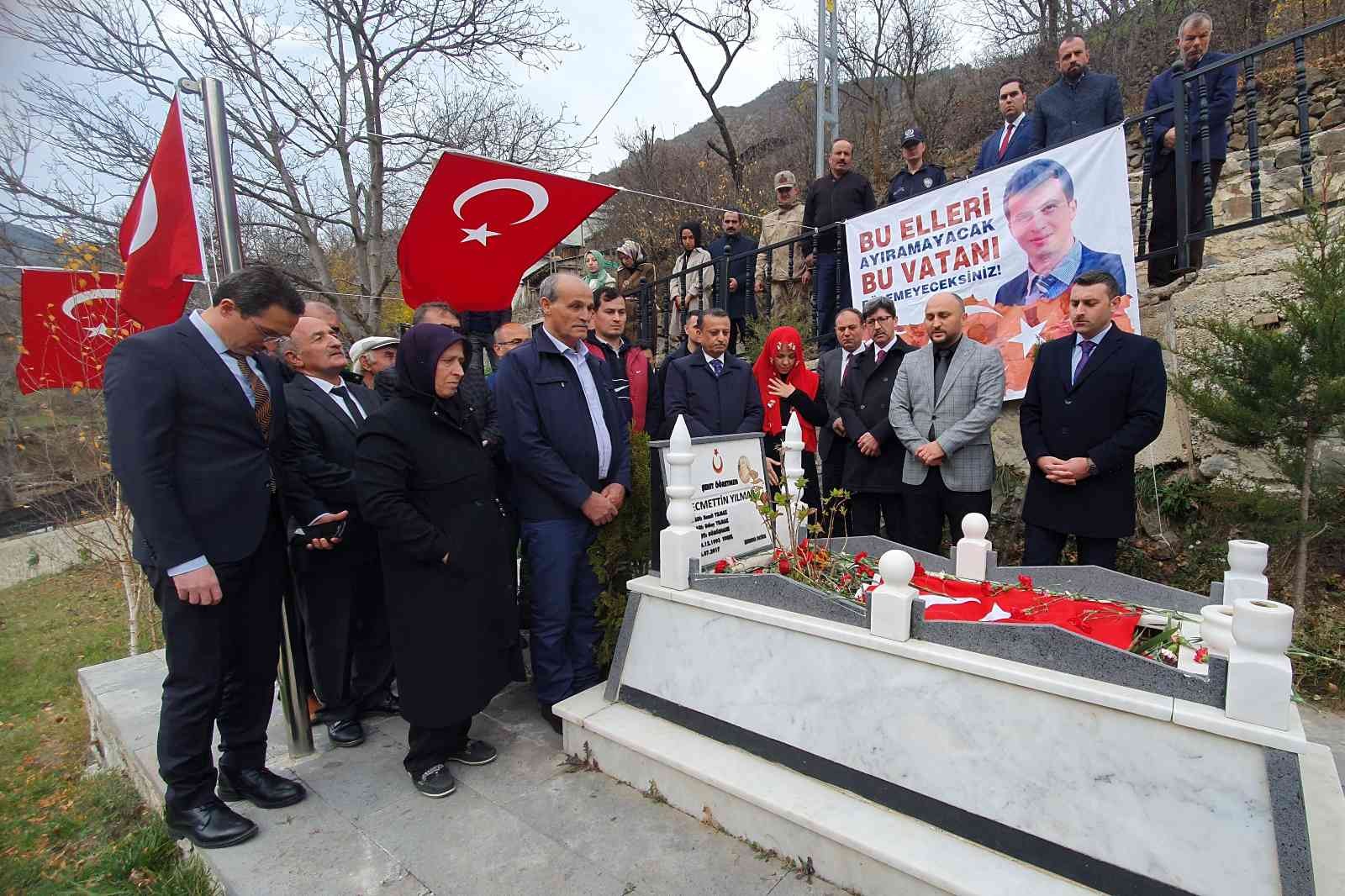 MEMLEKETİ GÜMÜŞHANE'YE DÖNERKEN 2017 YILINDA TERÖR ÖRGÜTÜ PKK MENSUPLARI TARAFINDAN KAÇIRILARAK ŞEHİT EDİLEN SINIF ÖĞRETMENİ NECMETTİN YILMAZ, 24 KASIM ÖĞRETMENLER GÜNÜNDE KABRİ BAŞINDA ANILDI