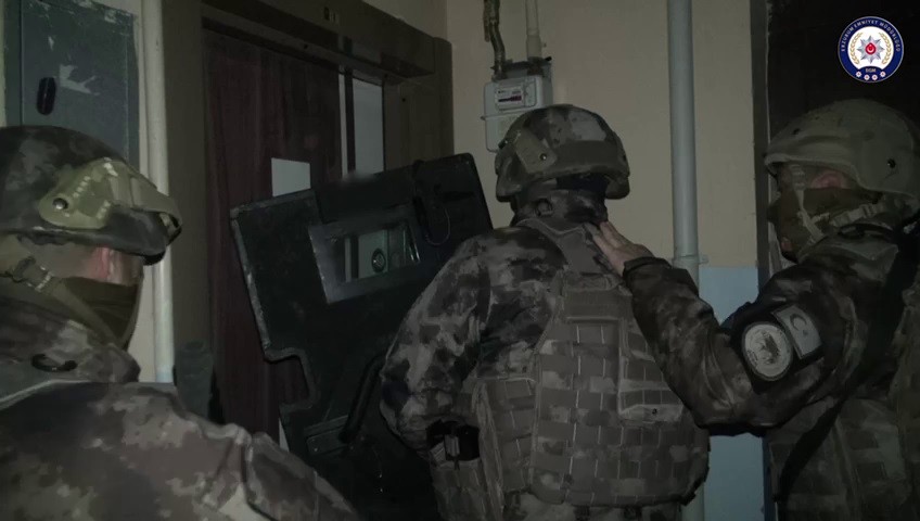ERZURUM'DA GÜVENLİK GÜÇLERİ TARAFINDAN PKK/KCK TERÖR ÖRGÜTÜNÜN FAALİYETLERİNİN DEŞİFRE EDİLMESİNE YÖNELİK OPERASYON DÜZENLENDİ. OPERASYONDA 5 ŞÜPHELİ ŞAHIS GÖZALTINA ALINDI