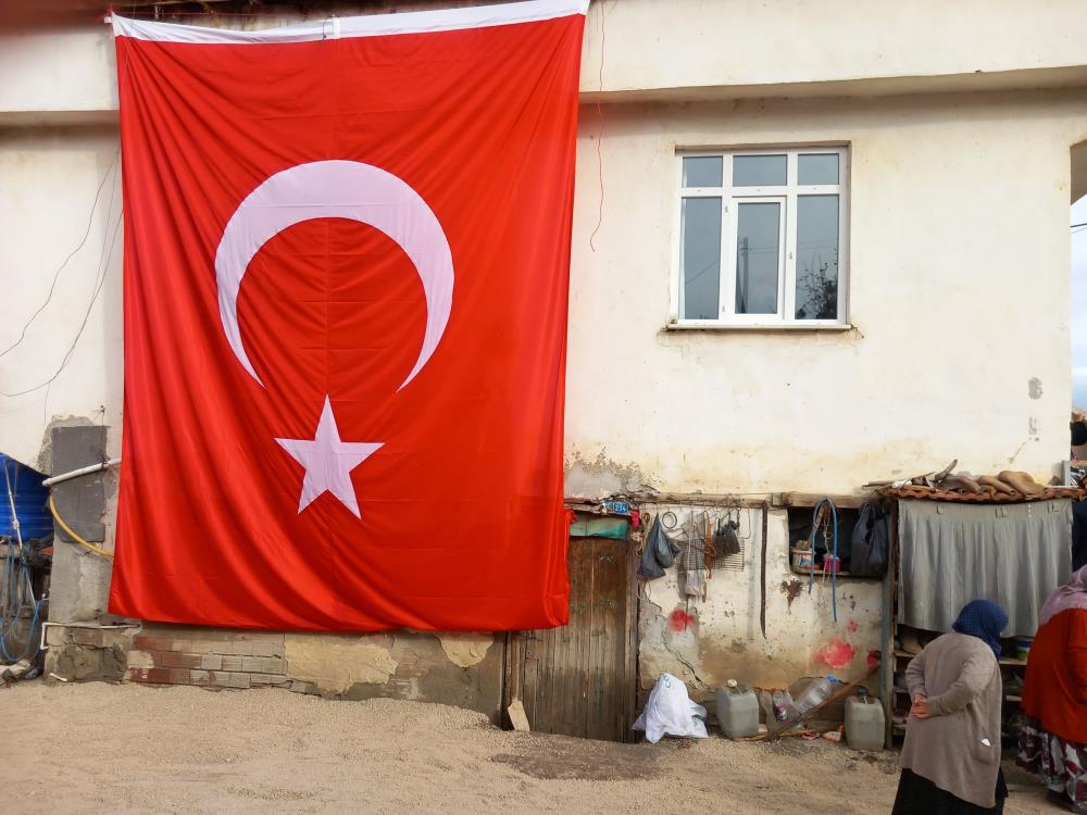 PENÇE-KİLİT HAREKATI BÖLGESİNDE ŞEHİT OLAN PİYADE UZMAN ÇAVUŞ MUSTAFA YILDIZ'IN SAMSUN'DAKİ AİLESİNE ACI HABERİN ULAŞMASININ ARDINDAN BABAEVİNE DEV TÜRK BAYRAĞI ASILDI