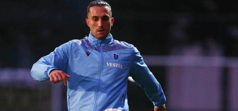 TRABZONSPOR'A YENİDEN GELİŞİ TARTIŞMA KONUSU OLAN YUSUF YAZICI, ESKİ GÜNLERİNİ ARIYOR. KİRALIK OLARAK BORDO-MAVİLİ TAKIMDA İKİNCİ DÖNEMİNE İYİ BAŞLAYAMAYAN YAZICI, DÜNYA KUPASI ARASINDA PERFORMANSINI YUKARI ÇEKMEYE ÇALI