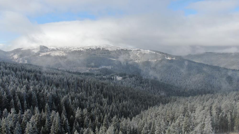 KASTAMONU-ÇANKIRI SINIRINDAKİ ILGAZ DAĞI, GECE BAŞLAYAN KAR YAĞIŞI İLE BEYAZA BÜRÜNDÜ. MEST EDEN KAR MANZARALARININ ORTAYA ÇIKTIĞI ILGAZ DAĞI HAVADAN GÖRÜNTÜLENDİ