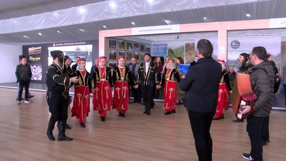 ARTVİN TANITIM GÜNLERİ, MALTEPE SAHİLİ'NDEKİ ETKİNLİK ALANINDA BAŞLADI. YÖRESEL ÜRÜNLERİN YANI SIRA FOLKLOR GÖSTERİLERİ VE KONSERLERLE ARTVİN'İN TÜM KÜLTÜREL ZENGİNLİKLERİ MALTEPE’YE TAŞINDI