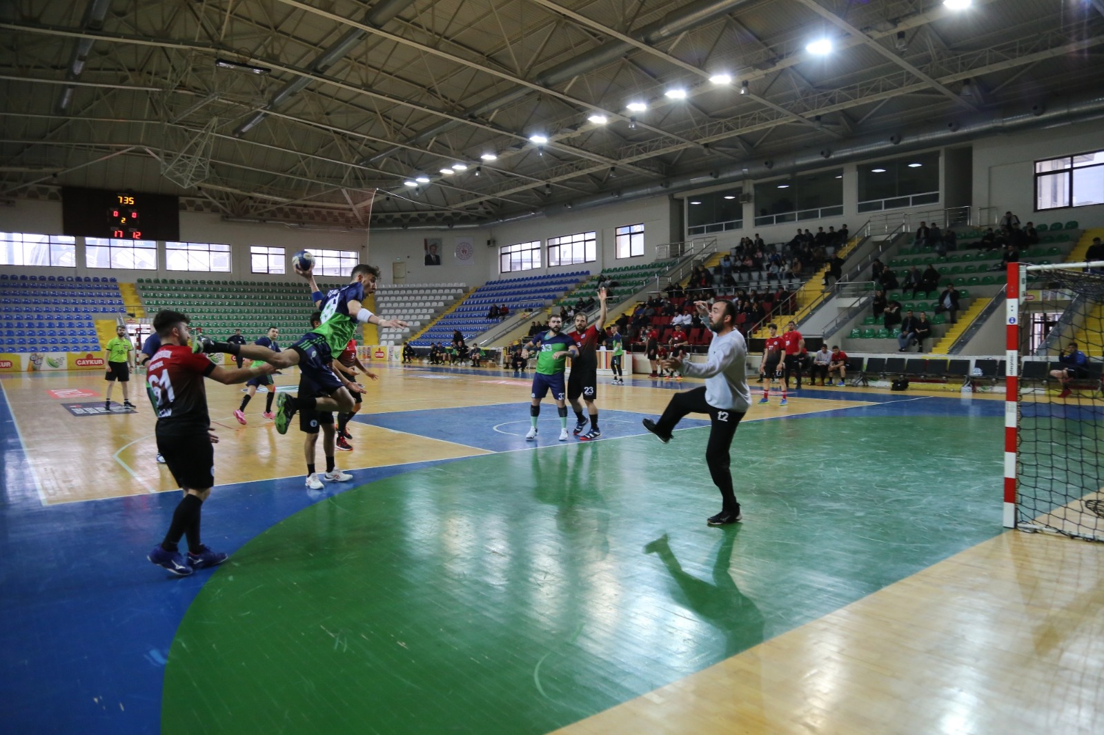 RİZE BELEDİYESPOR HENTBOL TAKIMI EVİNDE 3 ' TE 3 YAPTI. 1.LİG'DE EVİNDE OYNADIĞI ÜÇÜNCÜ MAÇINDA YOZGAT BOZOK'U 28 - 22'LİK SKORLA MAĞLUP ETTİ