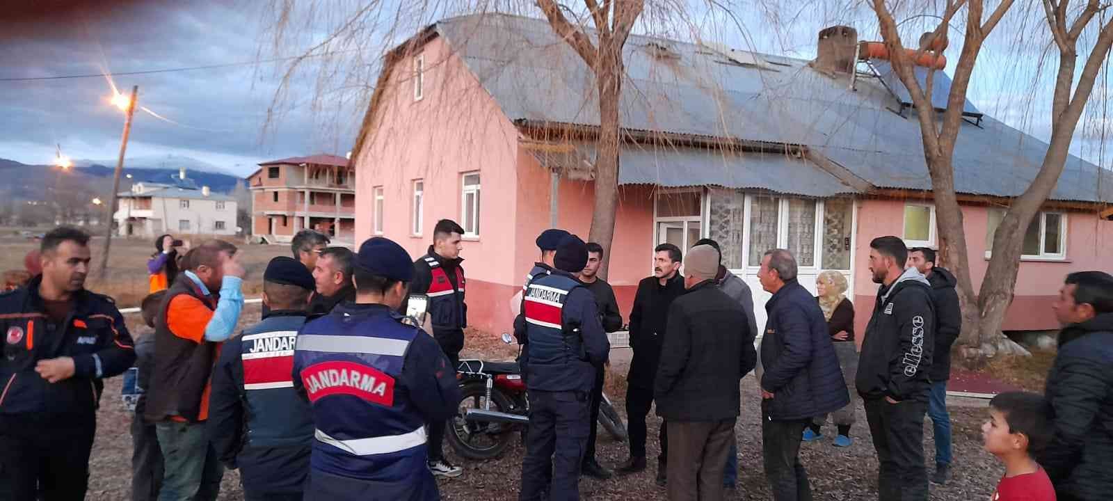 BAYBURT'UN ÇİÇEKLİ KÖYÜNDE 2 GÜNDÜR KAYIP OLARAK ARANAN 17 YAŞINDAKİ A.D , EVLERİNİN YAKININDAKİ SAMANLIKTA AFAD VE JANDARMA EKİPLERİNCE BULUNDU