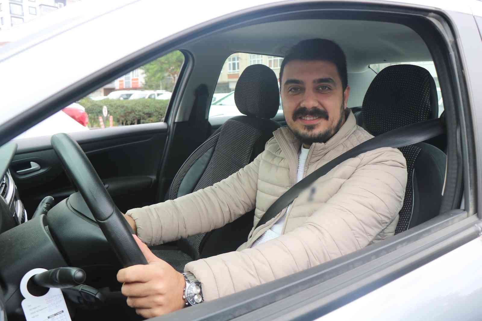 SAMSUN'DA START-STOP ÖZELLİKLİ ARABASI TRAFİK IŞIKLARINDA STOP EDEN BİR VATANDAŞA FAHRİ TRAFİK MÜFETTİŞİ TARAFINDAN CEZA KESİLDİ. BU DURUM FAHRİ TRAFİK POLİSLERİNİN İYİ BİR EĞİTİMDEN GEÇMELERİNİ ÖN PLANA ÇIKARTTI