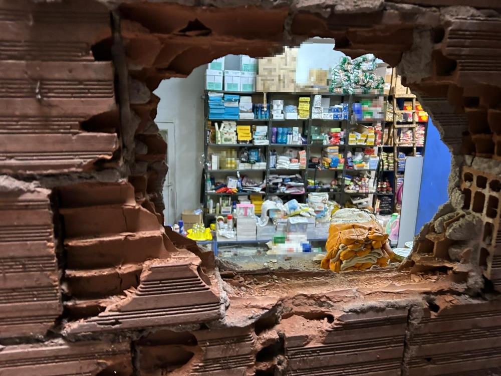 ERZURUM'DA BİR HIRDAVATÇI DÜKKANINI DUVARINI KIRARAK SOYAN HIRSIZLAR, DELİL BIRAKMAMAK İÇİN GÜVENLİK KAMERASI VE MONİTÖRÜNÜ DE ÇALDI