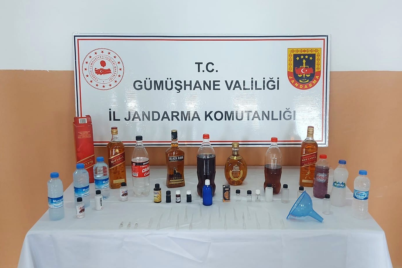 GÜMÜŞHANE'NİN ŞİRAN İLÇESİNDE JANDARMA EKİPLERİNİN YAPTIKLARI OPERASYONDA KAÇAK İÇKİ VE TARİHİ ESER ELE GEÇİRİLDİ