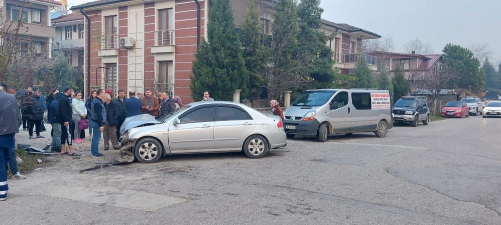 SAKARYA'NIN AKYAZI İLÇESİNDE İKİ ARACIN ÇARPIŞMASI NETİCESİNDE SAVRULAN OTOMOBİL, YOL KENARINDA YÜRÜYEN BABAANNE VE TORUNA ÇARPTI. MEYDANA GELEN KAZADA BABAANNE OLAY YERİNDE HAYATINI KAYBETTİ, KIZ ÇOCUĞU AĞIR YARALANDI