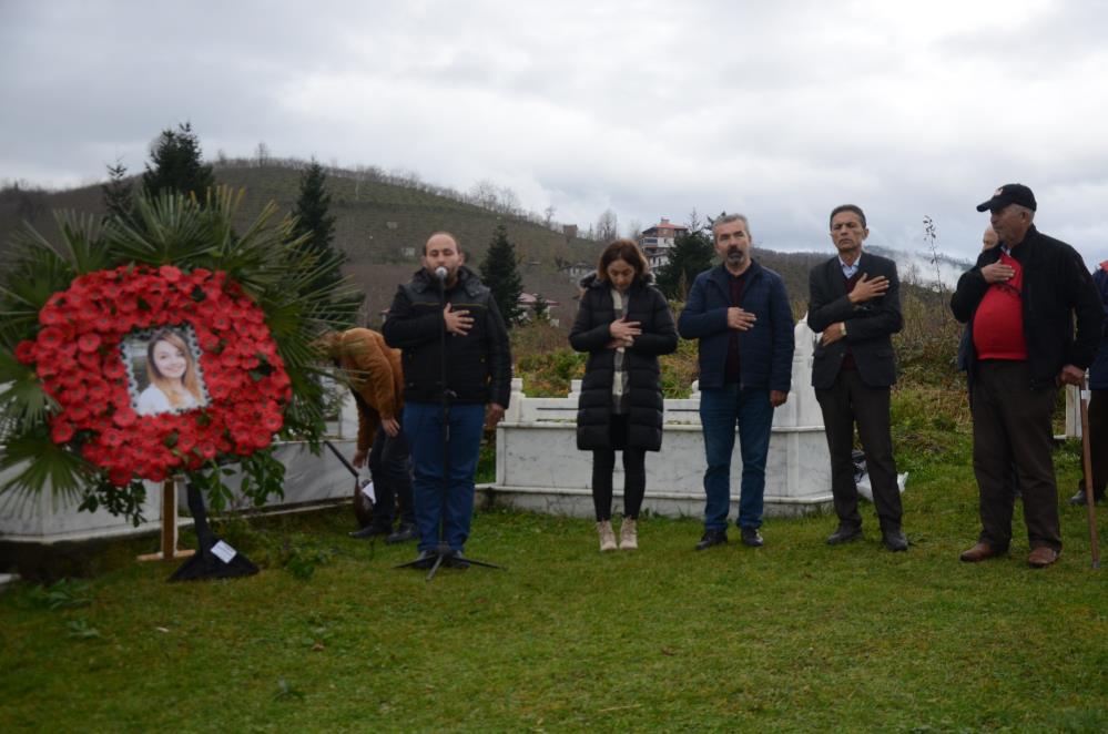 ORDU'DA, 3 ARALIK 2019 TARİHİNDE EVİNE GİRECEĞİ ESNADA BIÇAKLANARAK ÖLDÜRÜLEN 20 YAŞINDAKİ ÜNİVERSİTE ÖĞRENCİSİ CEREN ÖZDEMİR, VEFATININ ÜÇÜNCÜ YILINDA MEZARI BAŞINDA ANILDI