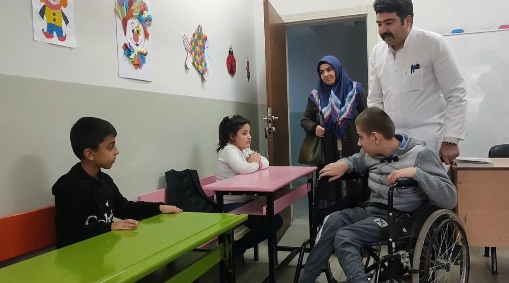 ERZURUM'UN UZUNDERE İLÇESİNDE BUGÜNE KADAR OKULA GİDEMEYEN 13 YAŞINDAKİ KEREM SESSİZ EVİNE YAPILAN YOL İLE OKUL İLE TANIŞTI