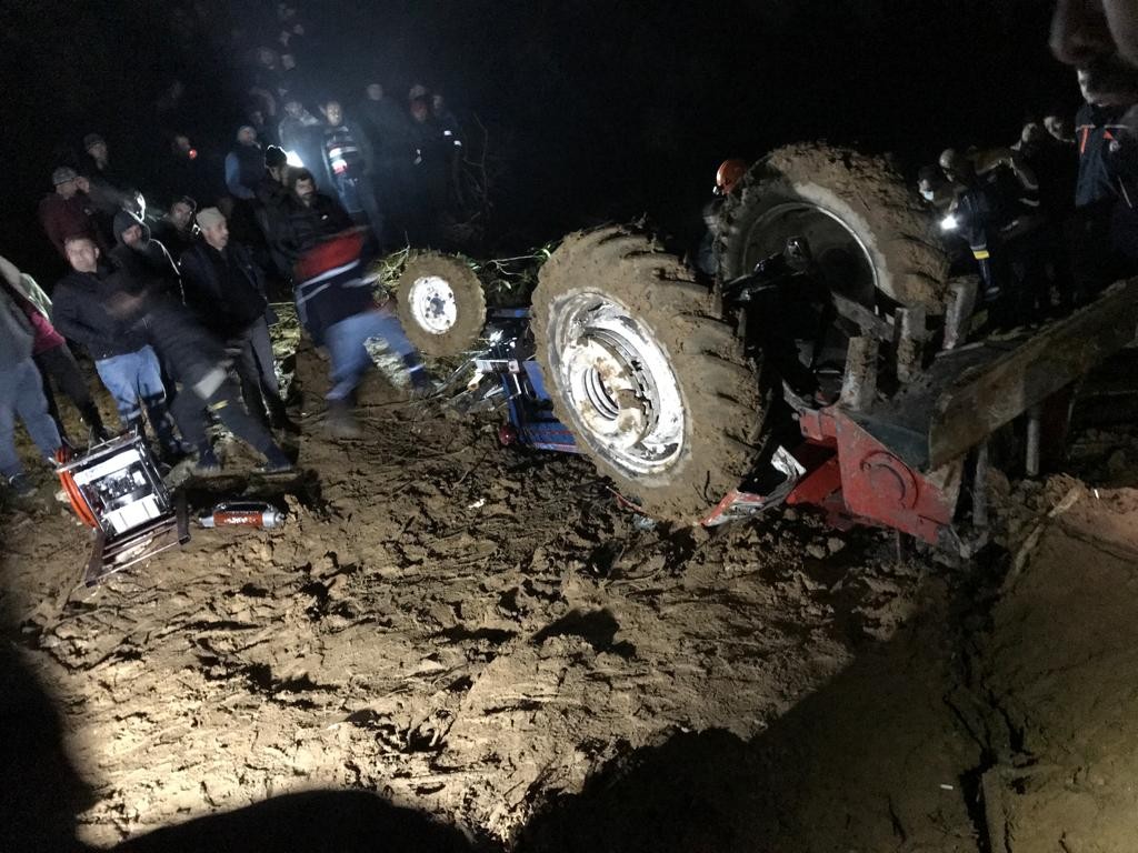 GÜMÜŞHANE'NİN KÜRTÜN İLÇESİNDE ORMANDA TOMRUK ÇEKTİĞİ SIRADA DEVRİLEN TRAKTÖRÜN ALTINDA KALAN 3 ÇOCUK BABASI İSMAİL MERAL HAYATINI KAYBETTİ