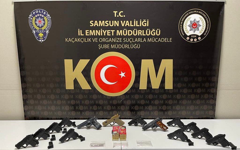 SAMSUN MERKEZLİ RİZE'Yİ DE KAPSAYAN SİLAH TİCARETİ OPERASYONDA 6 KİŞİ GÖZALTINA ALINDI. 2 ADET TABANCA, 83 ADET TABANCA FİŞEĞİ, 12 ADET KURUSIKI TABANCA, 1 ADET EXTASY HAP VE 0,5 GRAM METANFETAMİN MADDESİ ELE GEÇİRİLDİ