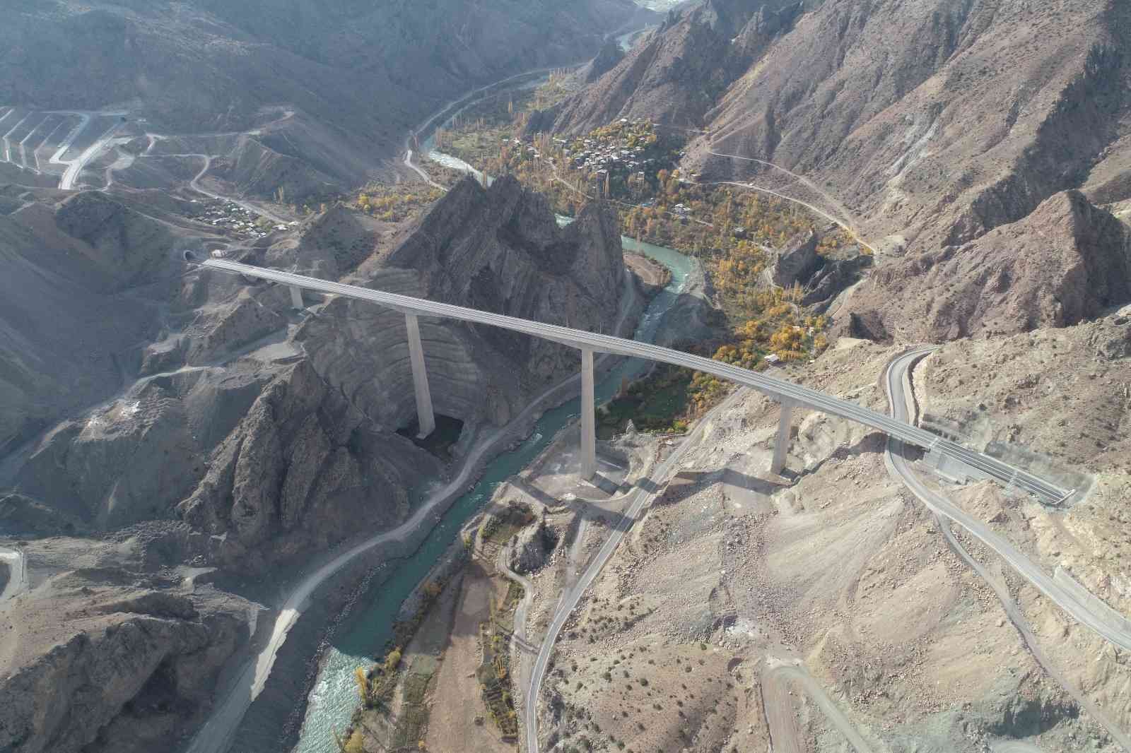 YUSUFELİ BARAJI NEDENİYLE SULAR ALTINCA KALACAK OLAN TEKKALE KÖYÜNDE BULUNAN 150 METRE YÜKSEKLİĞİNDEKİ VİYADÜKTEN ATLAYAN PARAŞÜT SPORCUSU SULAR YÜKSELMEDEN SON ATLAYIŞINI YAPTI