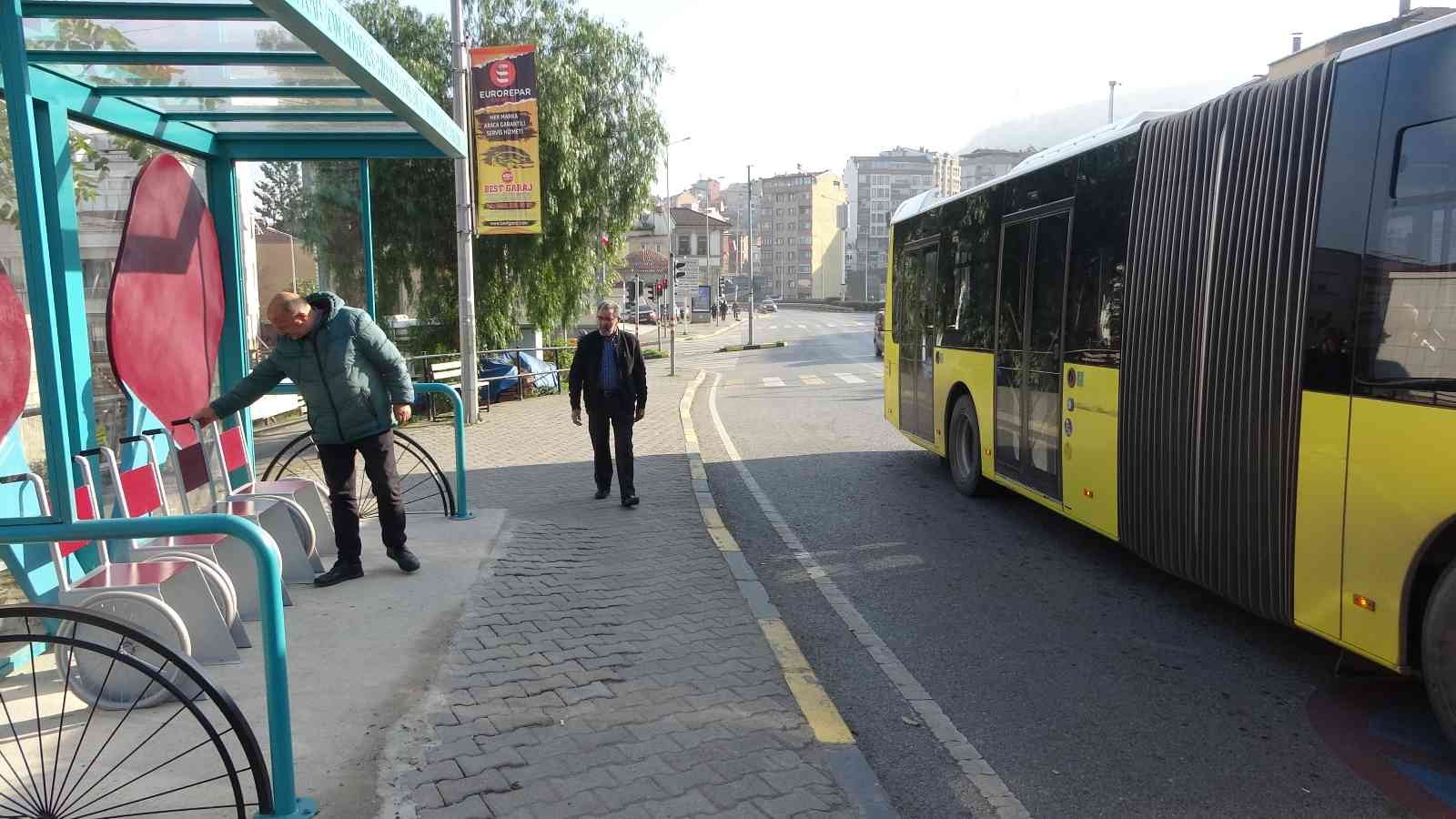 TRABZON BÜYÜKŞEHİR BELEDİYESİ TARAFINDAN DURAKLARA DİZAYN EDİLEN TEKERLEKLİ SANDALYE GÖRÜNÜMÜNDEKİ OTURAKLAR DİKKAT ÇEKERKEN, OTURAKLARI GÖRENLER DÖNÜP BİR DAHA BAKIYOR